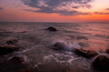 Deniz manzaralı uzun deniz dalgaları Koh yao yai, Tayland sahillerinde kayalara çarptı.