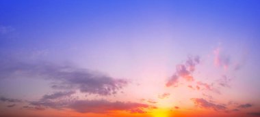 Panorama Gündoğumu Gökyüzü Arkaplanı. Doğal Parlak Dramatik Gökyüzü. Gökyüzü turuncu ve mavi renkler