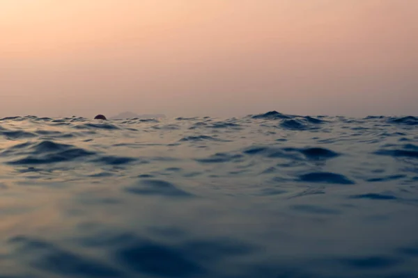 Widok Niskiego Kąta Fali Morskiej Rano Tło Wody Oceanicznej Ocean — Zdjęcie stockowe