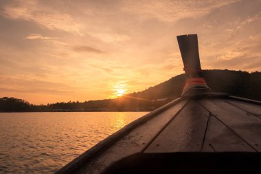 Gün doğumunun ilk sabahı deniz kıyısında bir balıkçı köyü ve güzel bir manzara sabah güneşi Koh Yao Yai 'de ve dağda, phang nga, thailand