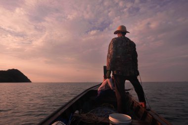 Koh Yao Yai 'deki balıkçıların yaşam tarzı sabahları mavi yengeç yakalıyor.