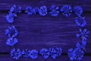 Mavi ahşap arka planda mavi çiçek