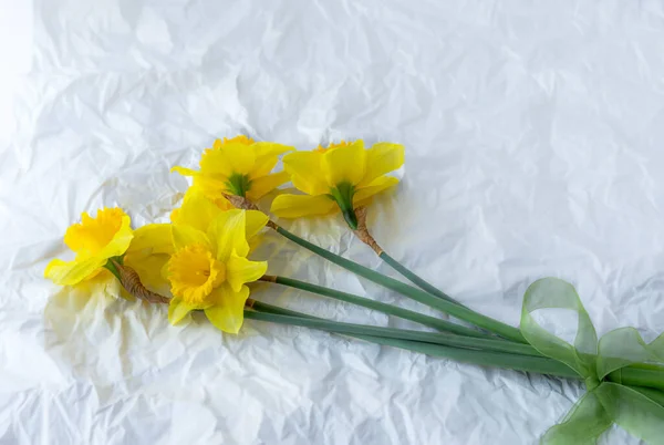 Sárga Nárciszok Szürke Háttérrel Virágok Szürke Háttérrel Tavaszi Fehér Nárcisz — Stock Fotó