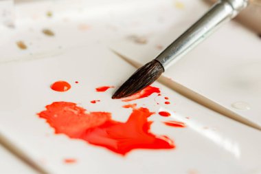 Çalışma alanı. Fırçalar, paletler, bir buket leylak, tablet ve beyaz arka planda izole akıllı telefon. Düz yatış, yukarıdan görüş, yukarıdan görüş. Evdeki suluboya resim