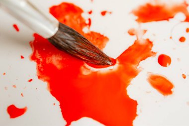 Çalışma alanı. Fırçalar, paletler, bir buket leylak, tablet ve beyaz arka planda izole akıllı telefon. Düz yatış, yukarıdan görüş, yukarıdan görüş. Evdeki suluboya resim