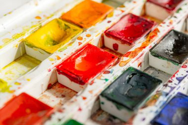 Çalışma alanı. Fırçalar, paletler, bir buket leylak, tablet ve beyaz arka planda izole akıllı telefon. Düz yatış, yukarıdan görüş, yukarıdan görüş. Evdeki suluboya resim