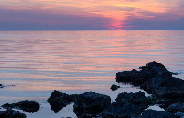 Hermosas Nubes Sobre Mar Tranquilo Puesta Sol Rosa Mar Fondo — Foto de Stock