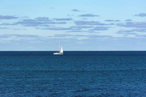 Ένα Ιστιοφόρο Κρουαζιερώνει Απέραντες Θάλασσες Ένα Λευκό Ιστιοφόρο Μια Γαλάζια — Φωτογραφία Αρχείου
