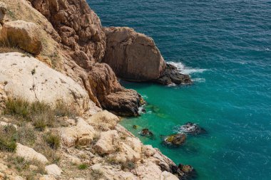 Turkuaz deniz ve uçurum manzarası Kırım kıyıları, turizm sezonu, Kırım 'a yolculuk, taştan sahil ve plaj.