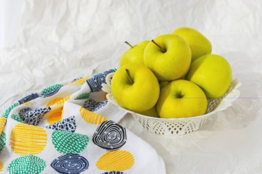 Beyaz bir kağıtta sarı elmalar, elmalarla dolu bir hayat, altın elmalar