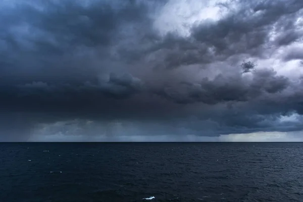 Дощ Над Морем Прекрасні Блакитні Хмари Кумулуса Хмарний Загрозливий Пейзаж — стокове фото