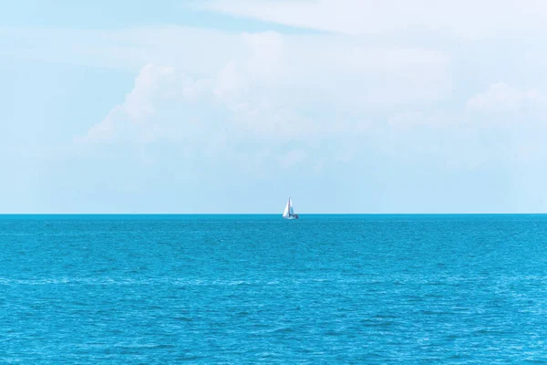 Λευκό Ιστιοφόρο Στον Ορίζοντα Φωτεινή Γαλαζοπράσινη Θάλασσα Ηρεμία Και Ηρεμία — Φωτογραφία Αρχείου