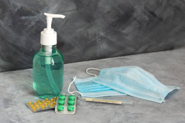 Antiseptik jel, tıbbi maskeler ve haplar. Koronavirüsü önleme. Bir salgından korunma. Koronavirüsün tedavisi ve önlenmesi. Gerekli korumayı sağlamak için..