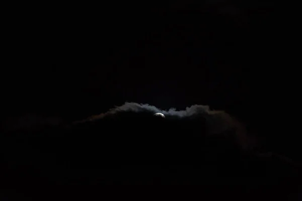 Une Pleine Lune Avec Des Nuages Dans Ciel Nocturne Noir — Photo