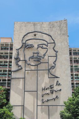 Havana, Küba'da: İçişleri Bakanlığı Binası Che Guevara'nın yüzünde ikonik demir duvar resmi
