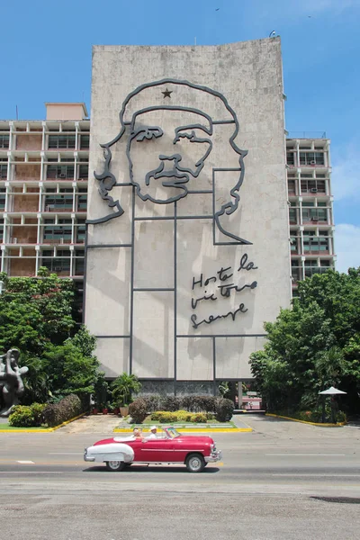 Havana, Cuba: Iconische iron muurschildering van Che Guevara's gezicht op het gebouw van het ministerie van binnenlandse zaken — Stockfoto