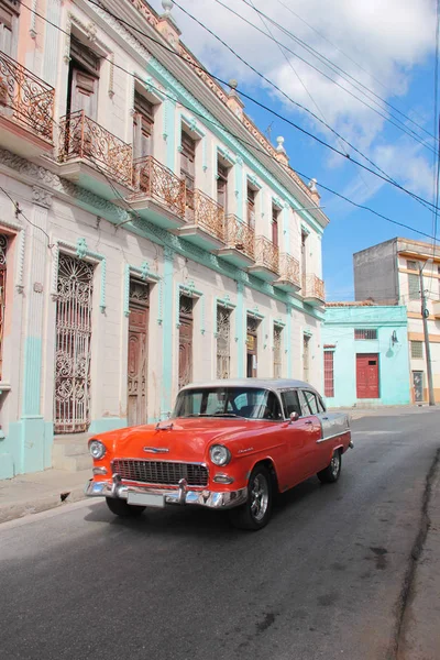 Camaguey, Cuba: Klassieke Amerikaanse auto rijden in het historische centrum van Camaguey — Stockfoto