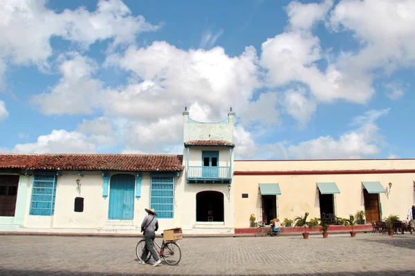 Colorate case coloniali nelle strade del centro storico di Camaguey, Cuba (Patrimonio Mondiale UNESCO ) — Foto Stock