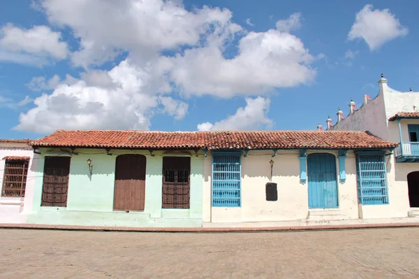 Kleurrijke koloniale huizen in de straten van het oude charmante stadje Camaguey, Cuba (Unesco World Heritage)) — Stockfoto