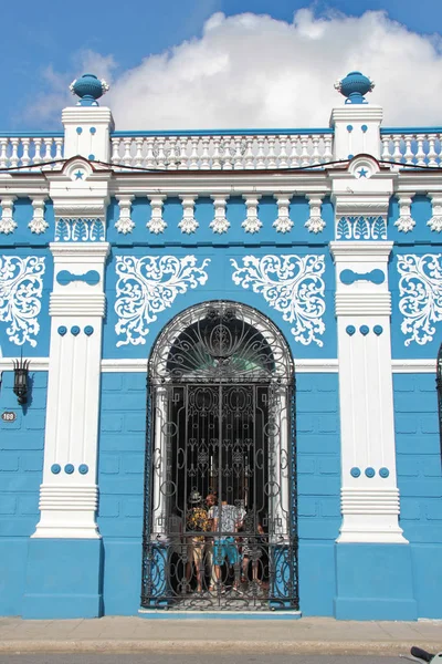 Kleurrijke koloniale huizen in de straten van het oude charmante stadje Camaguey, Cuba (Unesco World Heritage)) — Stockfoto