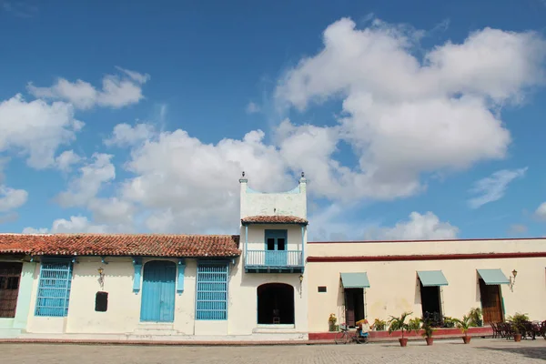 Colorate case coloniali nelle strade del centro storico di Camaguey, Cuba (Patrimonio Mondiale UNESCO ) — Foto Stock