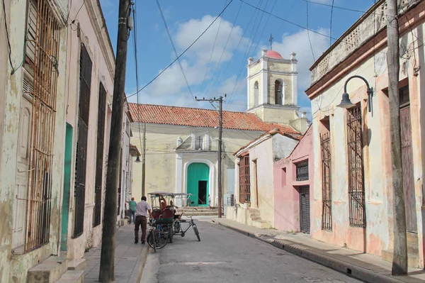 Küba 'nın Camaguey (Unesco Dünya Mirası) eski büyüleyici kasabasının sokaklarında renkli koloni evleri) Stok Fotoğraf