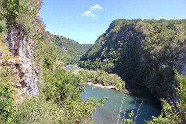 Boca de Yumuri, Yumuri nehrinin denize döküldüğü kanyon, Baracoa, Küba yakınlarında.