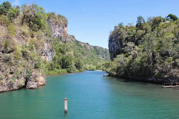 Boca de Yumuri，古巴Baracoa附近Yumuri河流入大海的峡谷 免版税图库图片