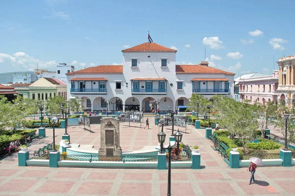 キューバのサンティアゴ・デ・キューバにあるayuntamiento (市役所)植民地時代の建物のあるダウンタウンの公共公園であるParque Cespedes. — ストック写真