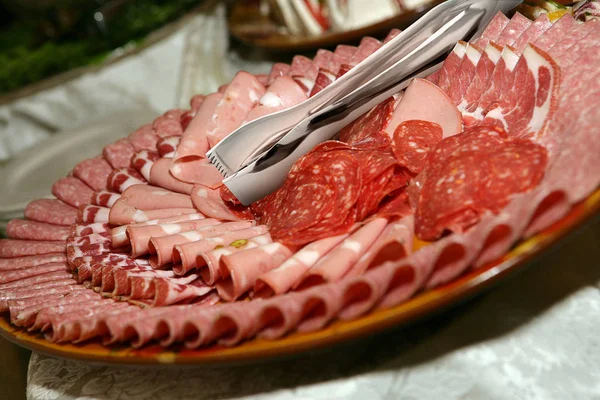 Placa antipasto em uma festa ou evento com mortadella, salame, pep — Fotografia de Stock