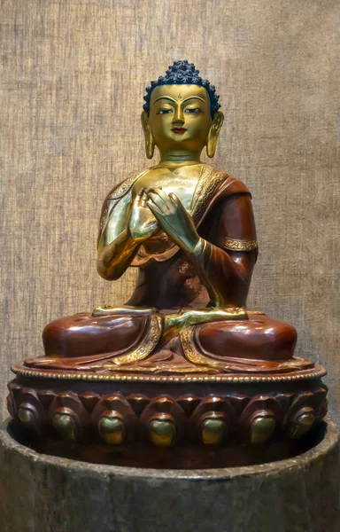 Sculpture Siddhartha Gautama -Sanskrit gold dark red orange colo — Stock Photo, Image