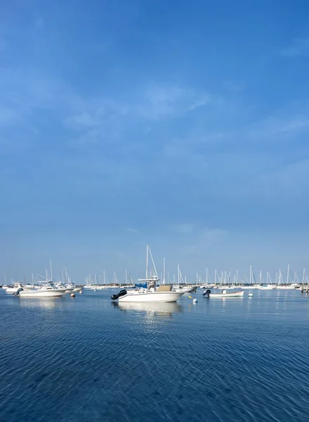 Mazzo di barche a motore e barche a vela in una baia di mare con. acque blu — Foto Stock