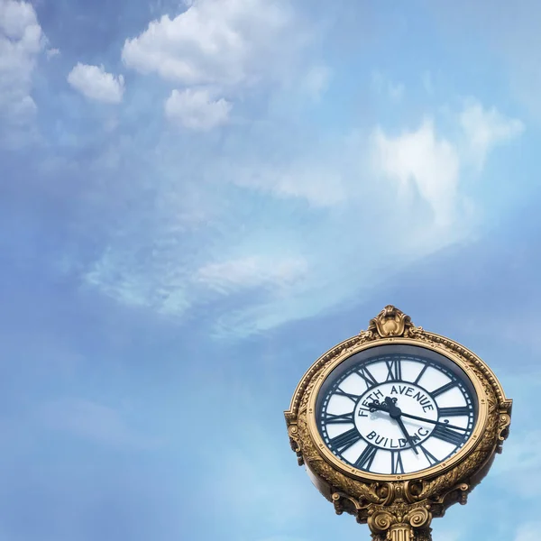 Fifth avenue building clock with blue sky. and clouds — Stockfoto
