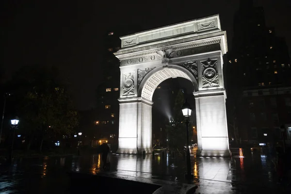 Washington Square Park Arco de Nueva York en la noche en la lluvia la gente — Foto de Stock