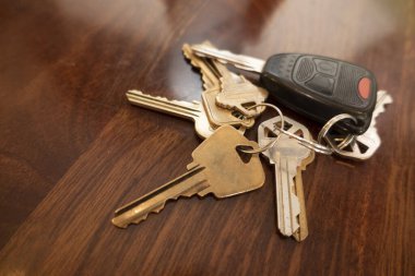 Uzaktan kumandalı araba anahtarı olan çelik bir anahtarlık.