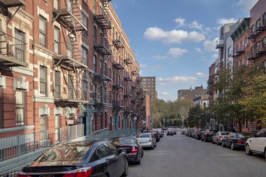 New York 'un semtlerinden birinde tarihi kırmızı tuğla binalar.