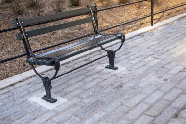Açık hava parkı geçidi ahşap ve metal park bankı