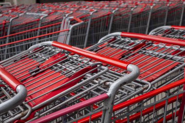 Yuvalanmış metal ve plastik standart alışveriş arabaları