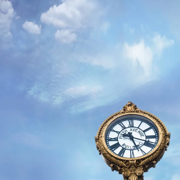 Big Clock Nice Bright Blue Sky Coulds — Stockfoto