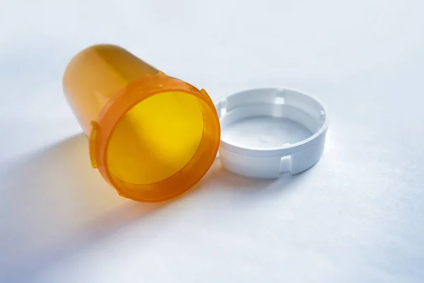 İlaçlar bitti. Beyaz hap şişesi açıldı.