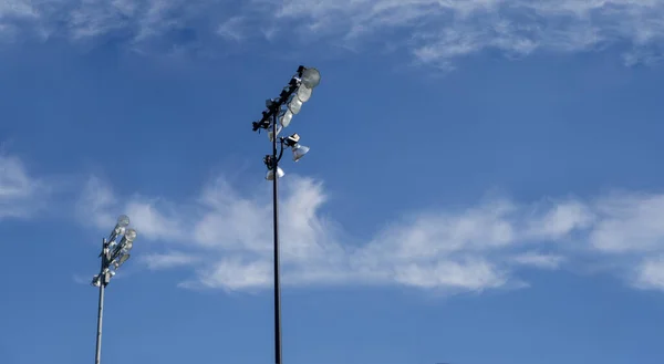 Pólo Alto Luzes Eventos Alta Potência Durante Céu Azul Dia — Fotografia de Stock
