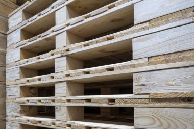 çatal kaldırma paletleri istiflendi ve bir depoda kullanılmaya hazır.