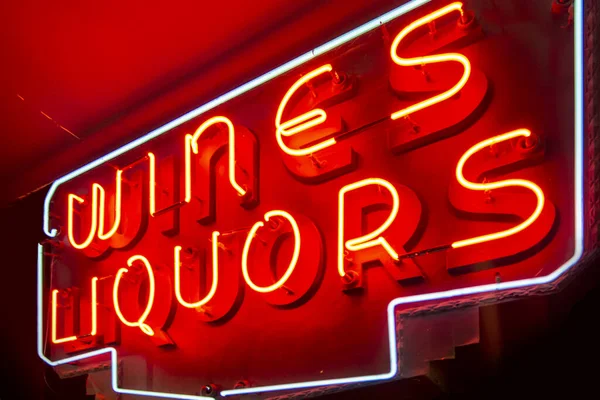 Enseigne Avec Néons Lumineux Lisant Vins Rouges Liqueurs Sur Mur — Photo