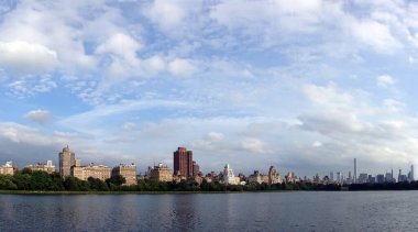 Manhattan 'ın yukarısında Jacqueline Kennedy Onassis Reservoir ufuk çizgisi