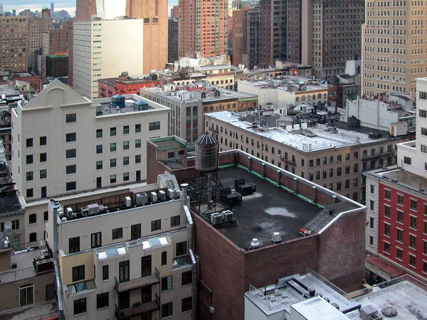 曼哈顿大楼的屋顶上有支撑物和高楼 — 图库照片