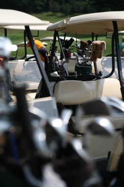 Golf sopaları çantada ve golf arabalarında koruyucu kılıflar var.