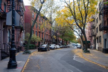 Greenwich Village caddesinde kahverengi taştan evleri olan bir şehir.