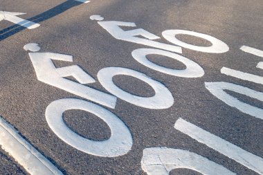Asfalt beyaz çizilmiş bisiklet şeritleri