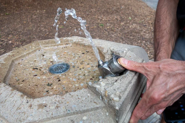 Mann Drückt Knopf Wasser Aus Einem Öffentlichen Brunnen Holen — Stockfoto