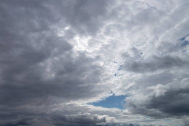Aydınlık bir günde gri mavi bulutların bulutları. gökyüzü